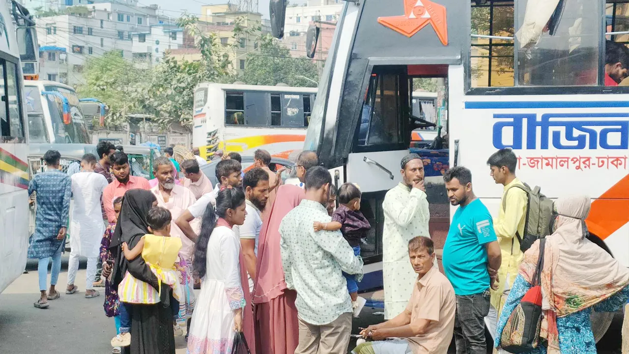 ঈদের দিনেও বাড়ি ফিরছে মানুষ