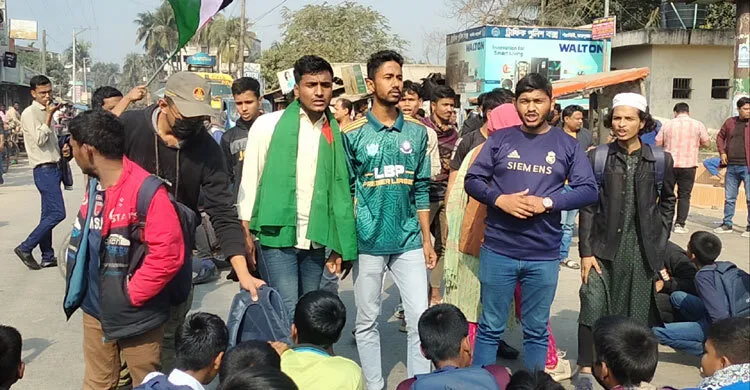শিক্ষার্থীদের আঁকা গ্রাফিতির ওপর ‘জয় বাংলা’ লেখায় সড়ক অবরোধ