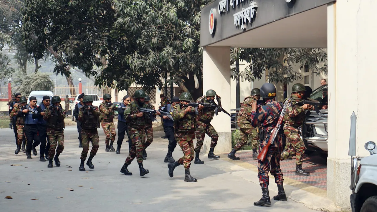 জয়পুরহাটে যৌথবাহিনীর বিশেষ মহড়া