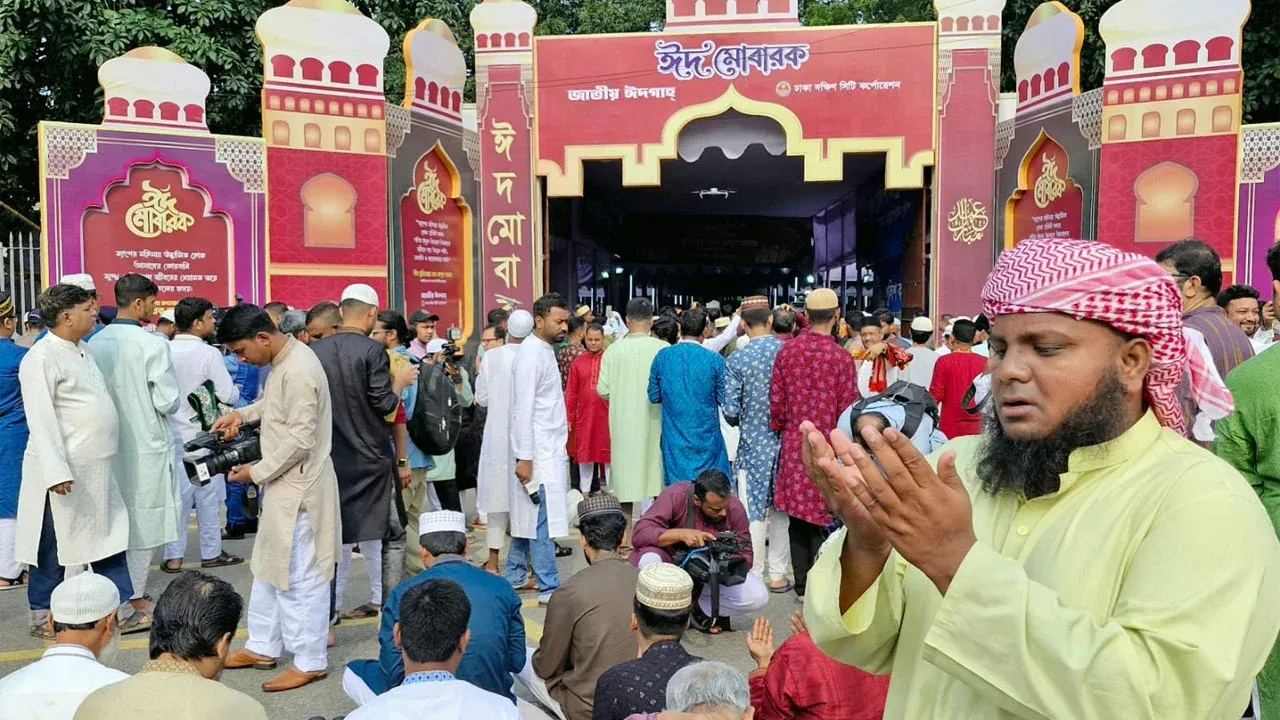 প্রধান ঈদ জামাতে দেশ-জাতির মঙ্গল ও বিশ্বের শান্তি কামনা