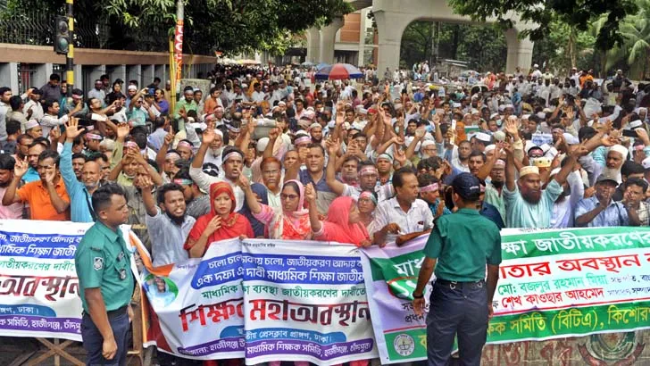 শিক্ষকরা রাজপথ ছাড়ছেন না