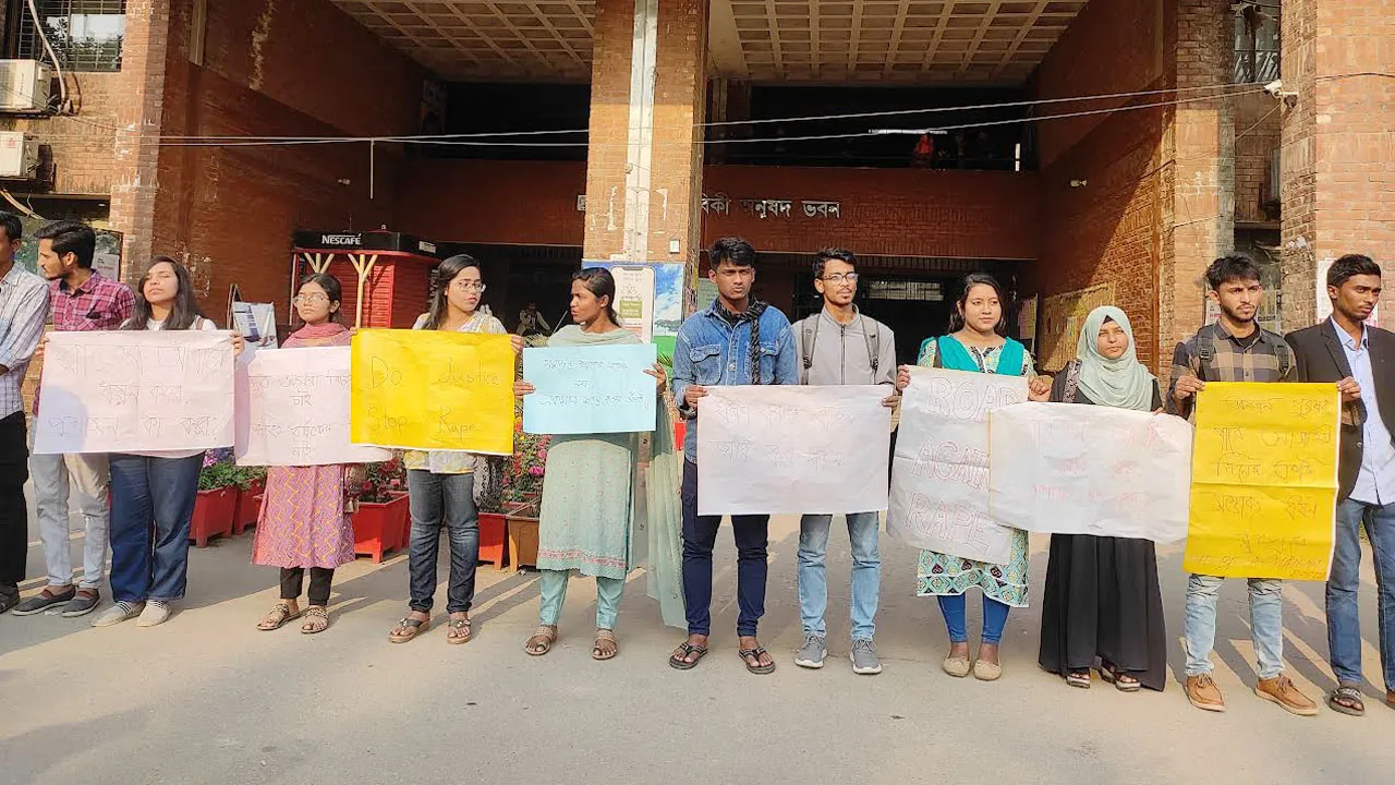 ধর্ষকের সর্বোচ্চ শাস্তির দাবিতে জাবিতে বিক্ষোভ