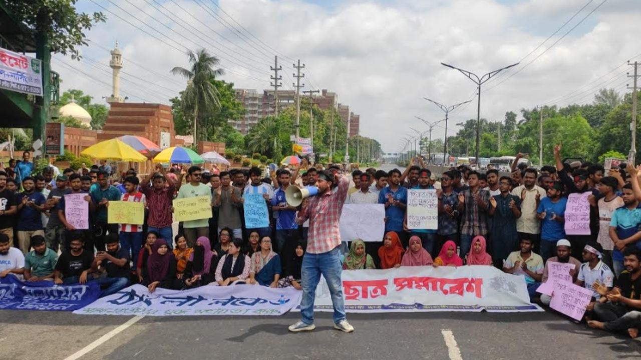 জাবি শিক্ষার্থীদের ঢাকা-আরিচা মহাসড়ক অবরোধ, উভয় লেনে দীর্ঘ যানজট