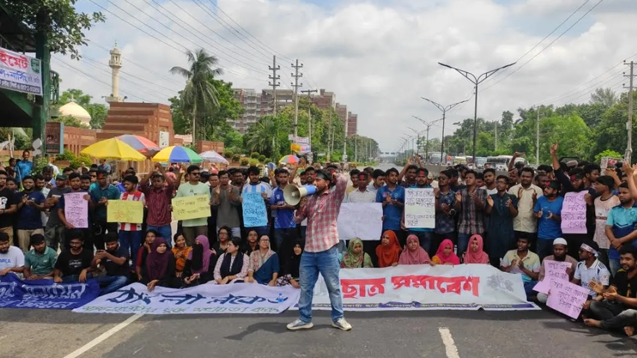 জাবি শিক্ষার্থীদের ঢাকা-আরিচা মহাসড়ক অবরোধ, উভয় লেনে দীর্ঘ যানজট