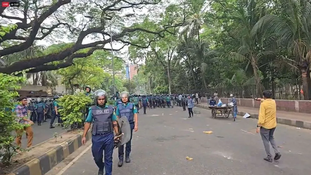 জবি শিক্ষার্থীদের ছত্রভঙ্গ করে দিতে টিয়ারশেল-সাউন্ড গ্রেনেড নিক্ষেপ