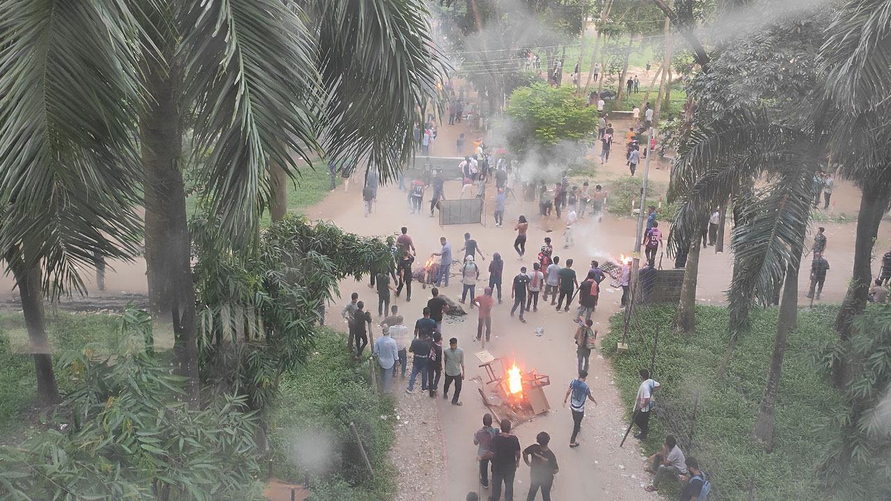 জাবিতে পুলিশের সঙ্গে শিক্ষার্থীদের সংঘর্ষ চলছে,আহত ৩০