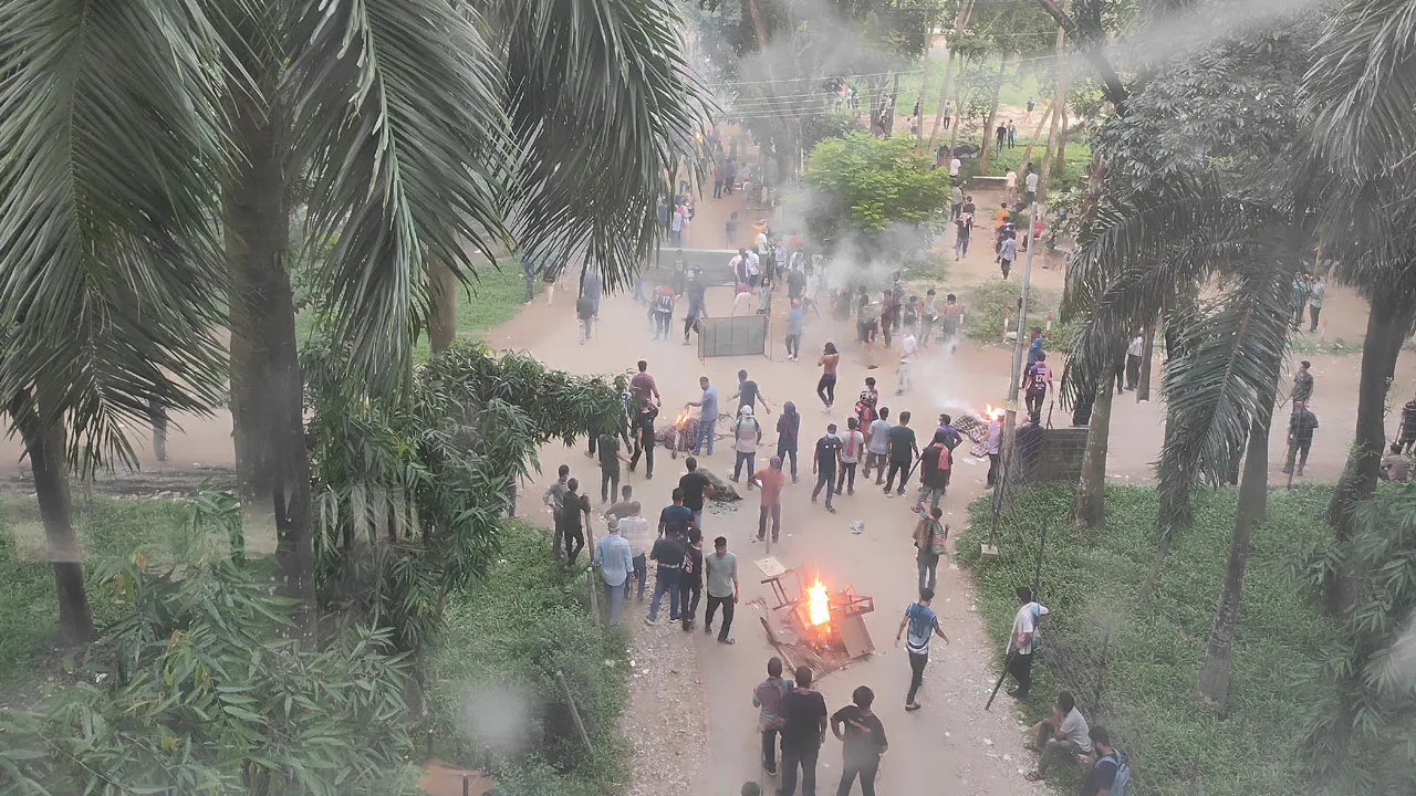জাবিতে পুলিশের সঙ্গে শিক্ষার্থীদের সংঘর্ষ চলছে,আহত ৩০