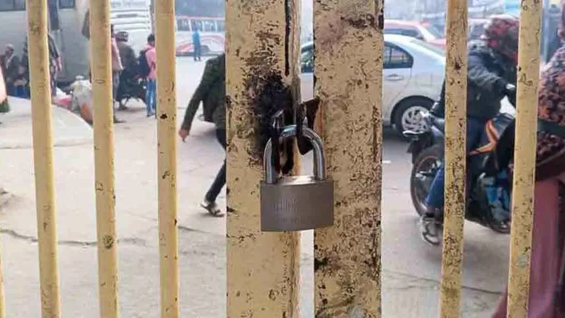 জবির প্রধান ফটকে শিক্ষার্থীদের তালা