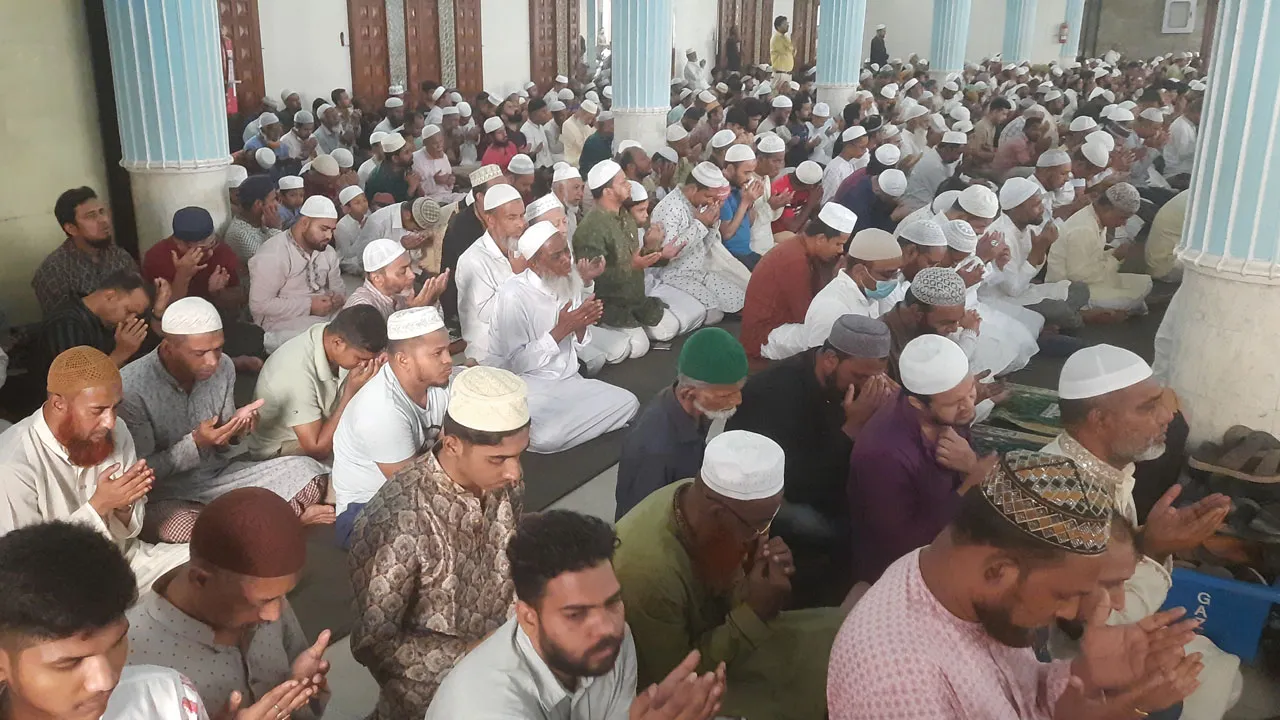 জুমাতুল বিদায় চোখের পানিতে আল্লাহর রহমত চাইলেন মুসল্লিরা
