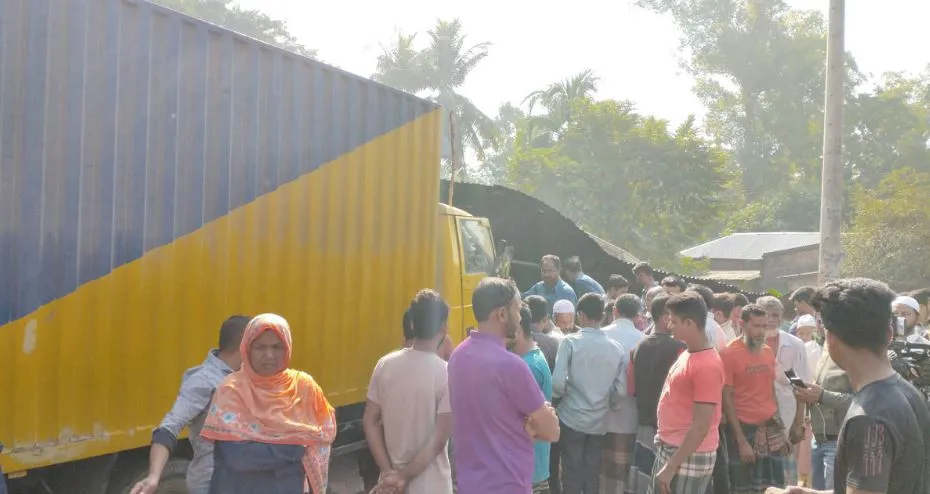 যশোরে কাভার্ডভ্যানের চাপায় বাবা-ছেলেসহ নিহত ৫