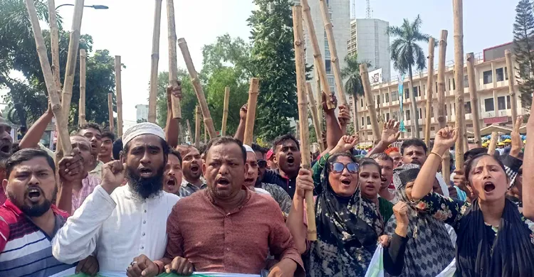 কাঠ-বাঁশের লাঠি হাতে সমাবেশে আ.লীগের নেতাকর্মীরা