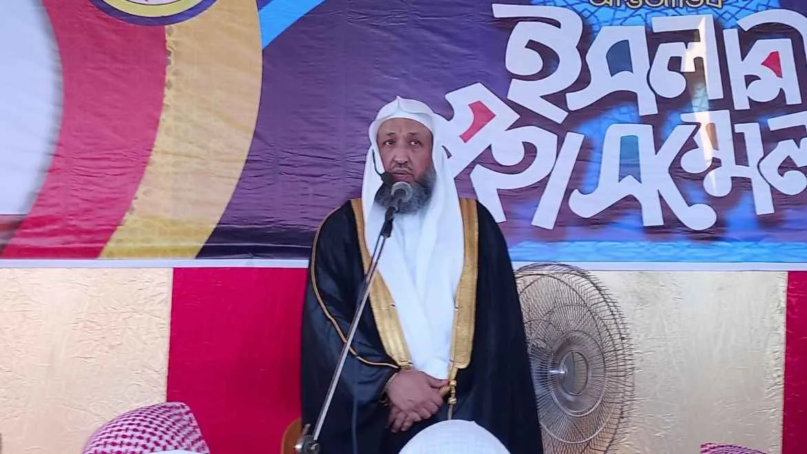 পবিত্র কাবা শরীফের ইমামের ইমামতিতে লক্ষাধিক মুসল্লির জুমার নামাজ আদায়