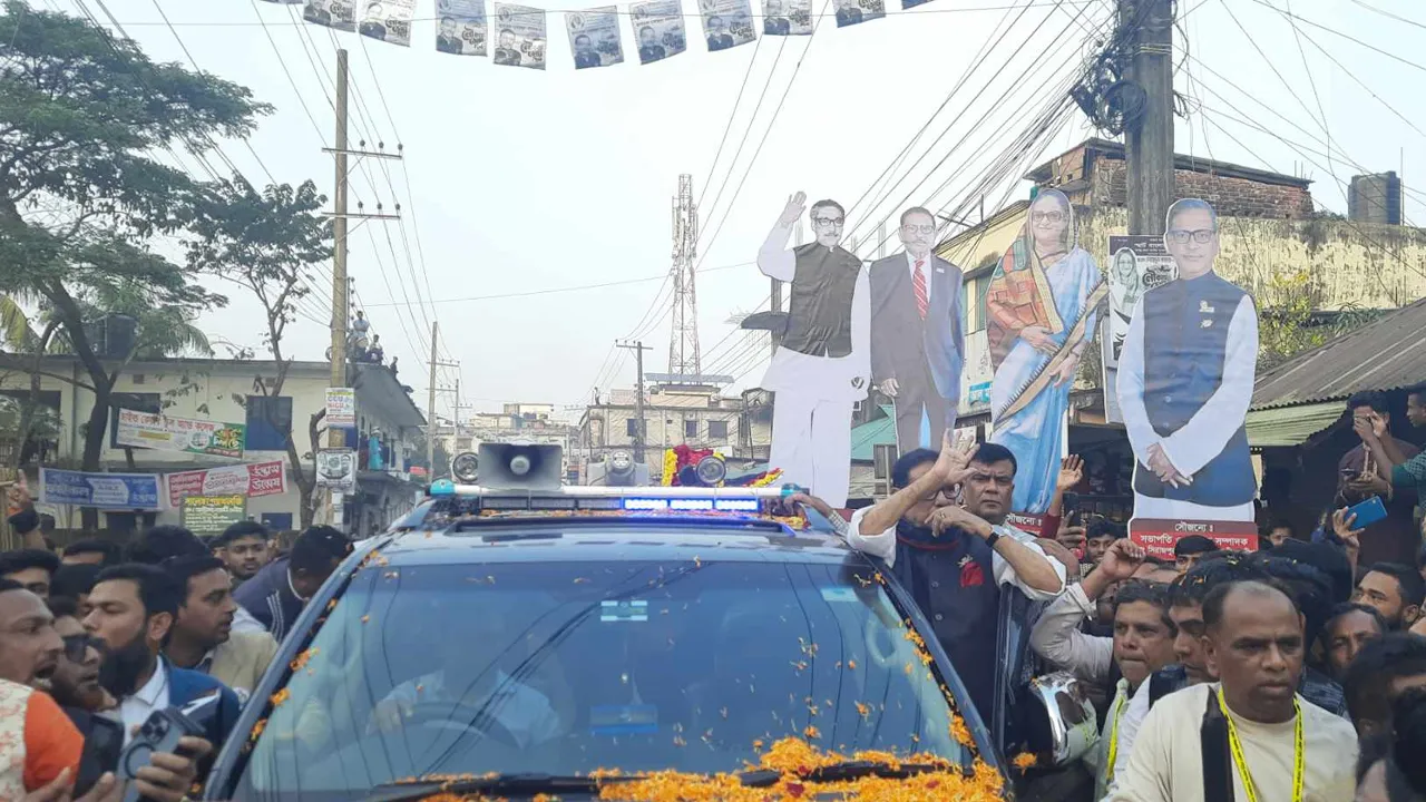 বসুরহাটে পথসভার মাধ্যমে নির্বাচনী প্রচারণায় ওবায়দুল কাদের