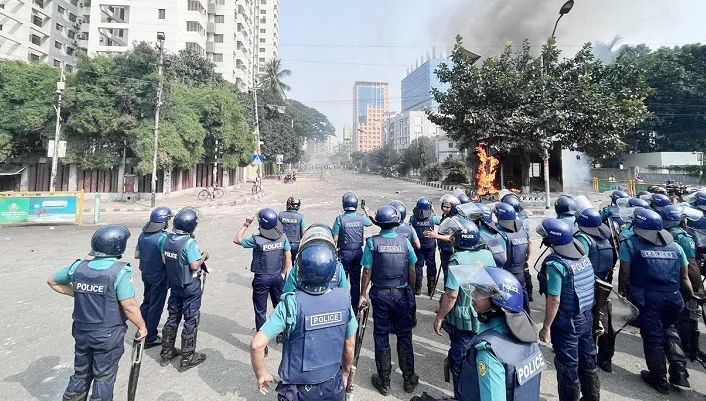 পুলিশ-বিএনপি সংঘর্ষে থমথমে কাকরাইল