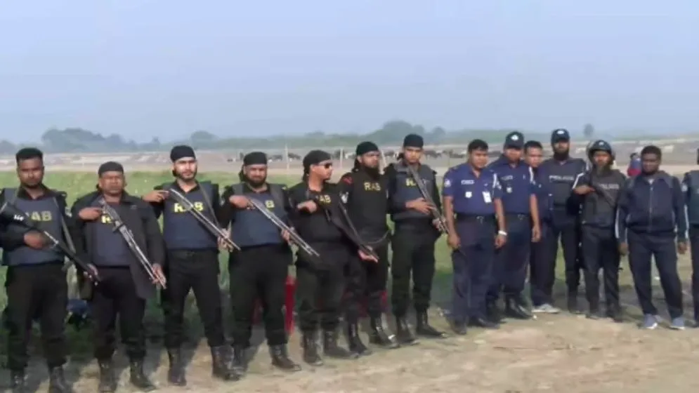 পদ্মার চরে যৌথ অভিযানে ধরা পড়ল কাকন বাহিনীর ২১ জন