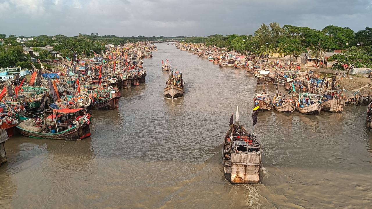 বৈরী আবহাওয়ায় উত্তাল সমুদ্র, ঘাটে আশ্রয় নিয়েছে কয়েক হাজার ট্রলার