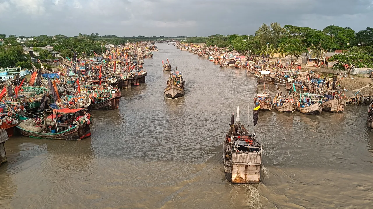 বৈরী আবহাওয়ায় উত্তাল সমুদ্র, ঘাটে আশ্রয় নিয়েছে কয়েক হাজার ট্রলার