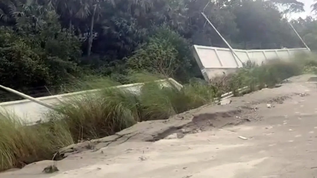 ফের ধসে পড়ল পায়রা বন্দরের আবাসিক এলাকার সীমানাদেওয়াল