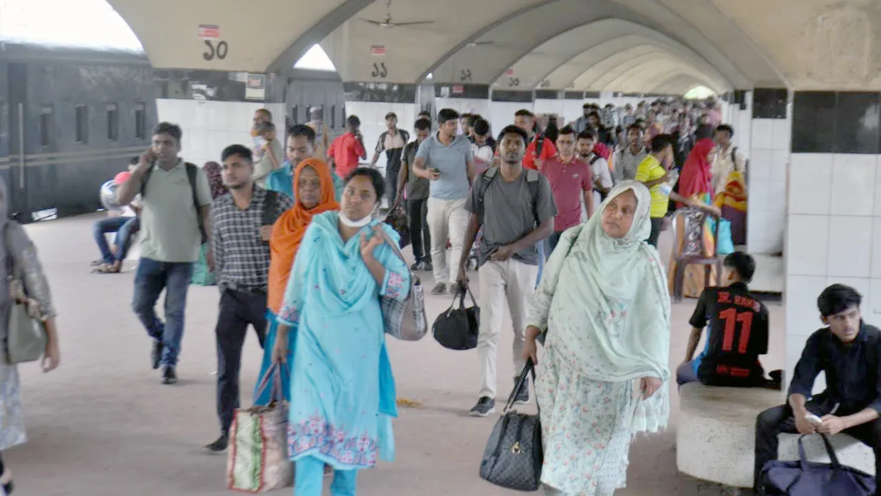 পূজার ছুটি শেষে ঢাকায় ফিরছে মানুষ