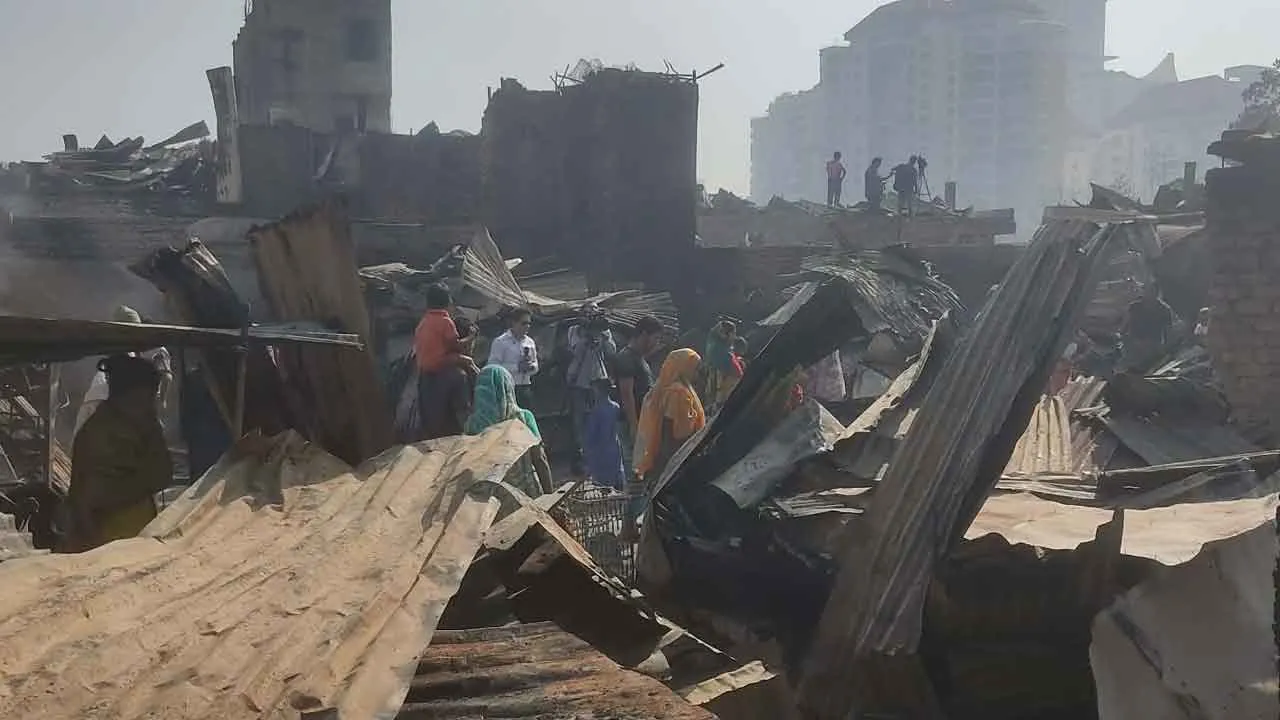 সব হারিয়ে মানবিক বিপর্যয়ের মুখে কড়াইল বস্তিবাসী