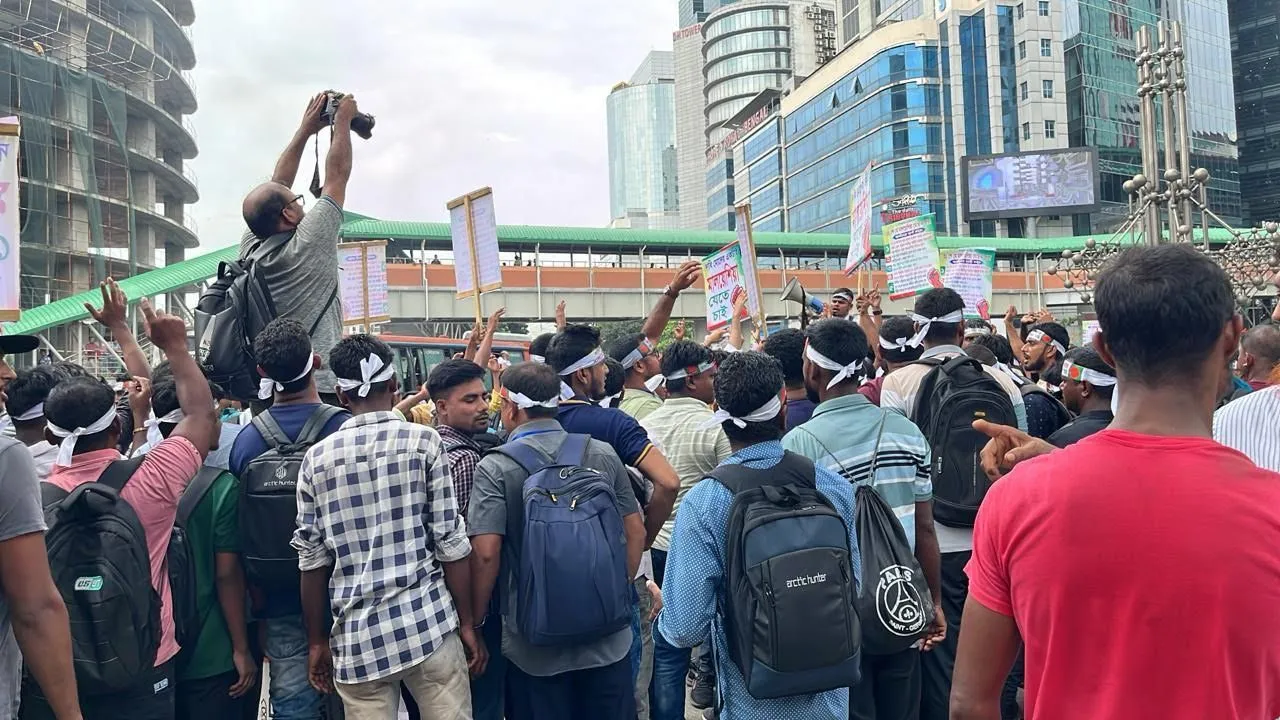 কারওয়ান বাজারে মালয়েশিয়া গমনেচ্ছুদের বিক্ষোভ
