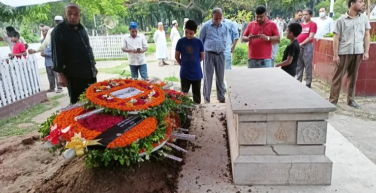 স্ত্রীর কবরের পাশে চিরশায়িত আবদুল গাফ্‌ফার চৌধুরী