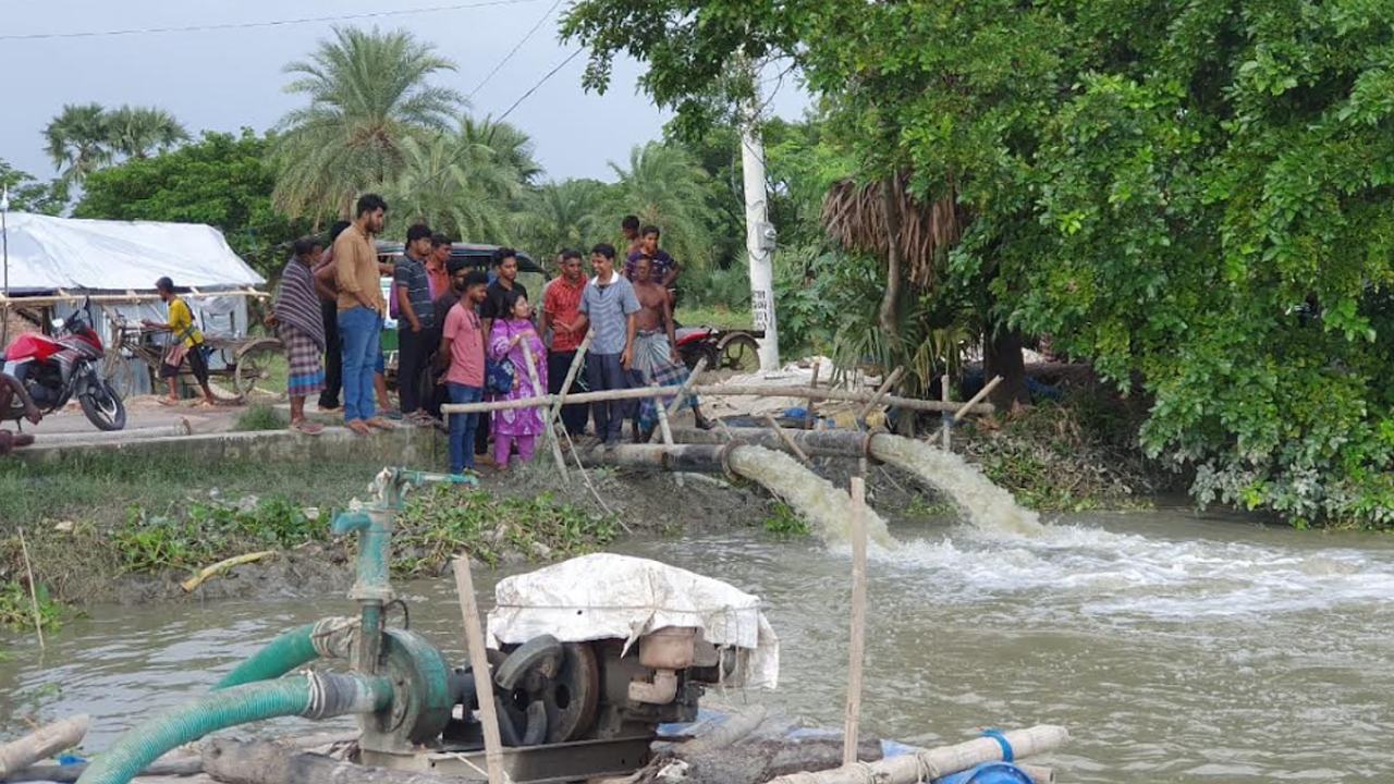 কেশবপুরে পানিবন্দি ৪০ হাজার মানুষ, মৎস্যখাতে ক্ষতি ৬০ কোটিরও বেশি