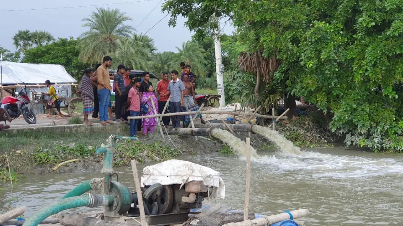 কেশবপুরে পানিবন্দি ৪০ হাজার মানুষ, মৎস্যখাতে ক্ষতি ৬০ কোটিরও বেশি