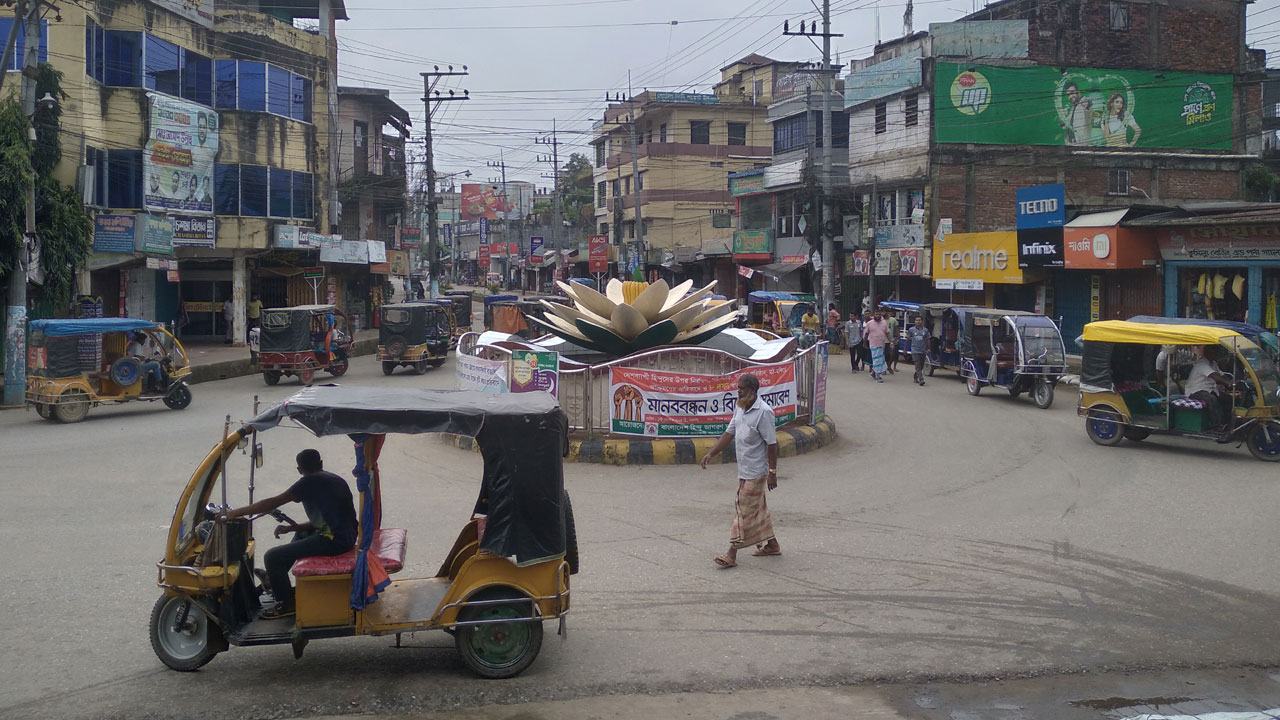 খাগড়াছড়িতে গাড়ি চলাচল সীমিত, সেনা পুলিশ বিজিবির টহল