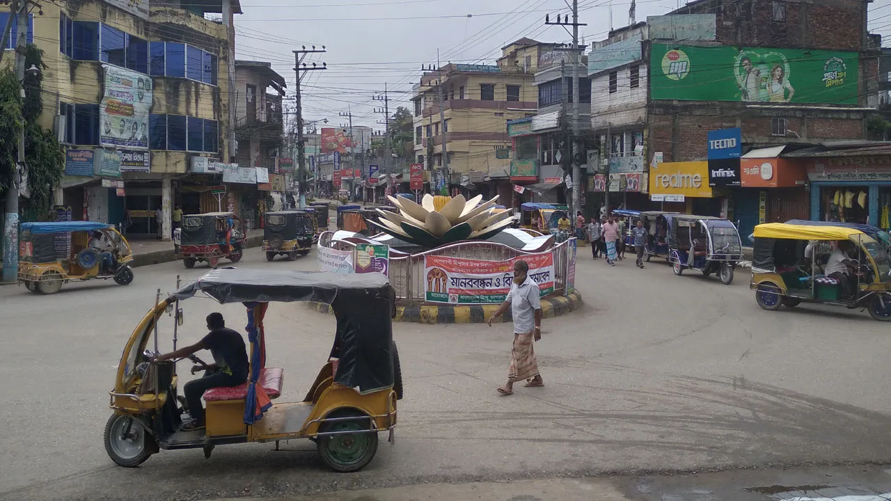 খাগড়াছড়িতে গাড়ি চলাচল সীমিত, সেনা পুলিশ বিজিবির টহল