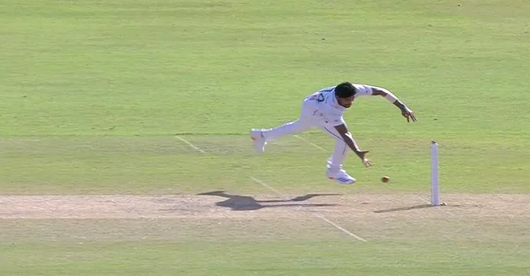এমন রানআউটও মিস করা যায়!