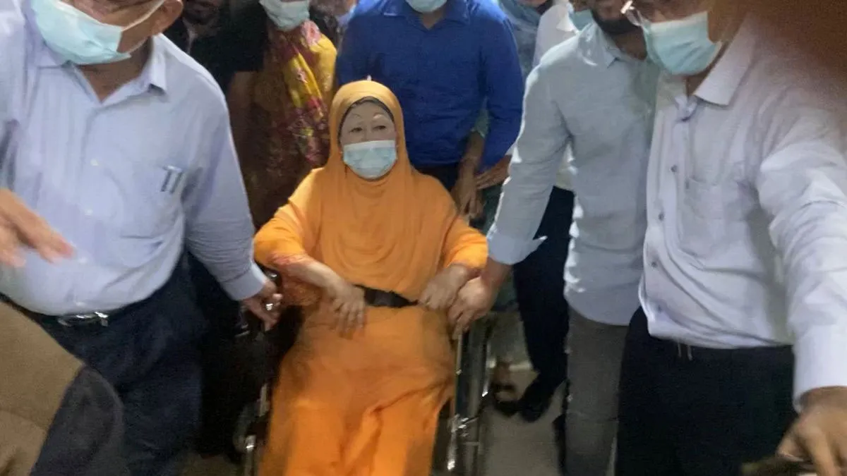 জ্বর কমলেও লিভার জটিলতায় ভুগছেন খালেদা জিয়া