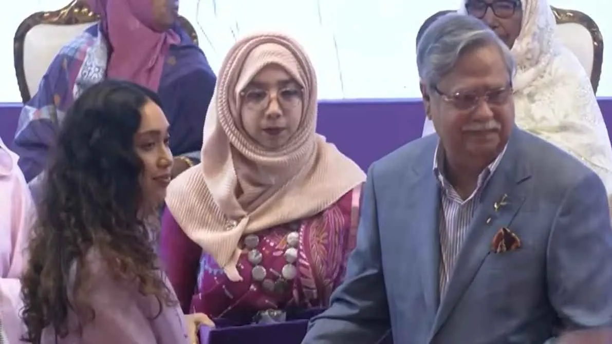 দাদী খালেদা জিয়ার পক্ষে অদম্য নারীর পুরস্কার নিলেন জাইমা রহমান