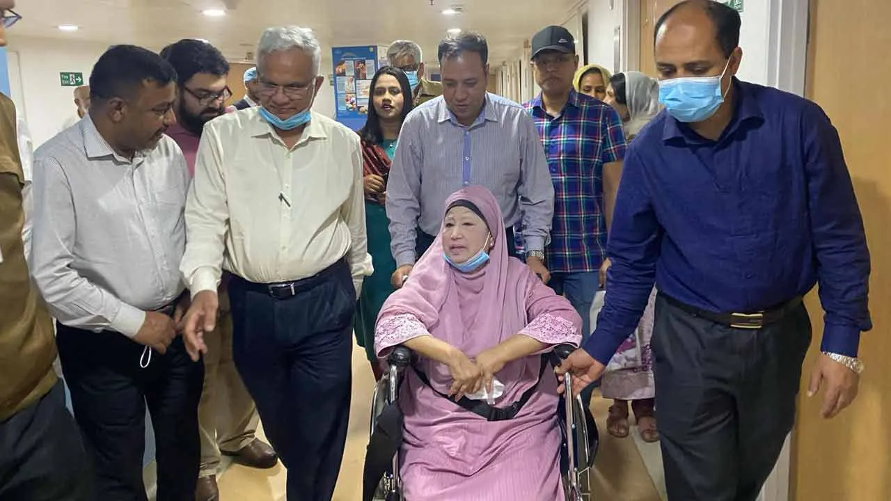 গভীর রাতে অ্যাম্বুলেন্সে করে হাসপাতালে খালেদা জিয়া
