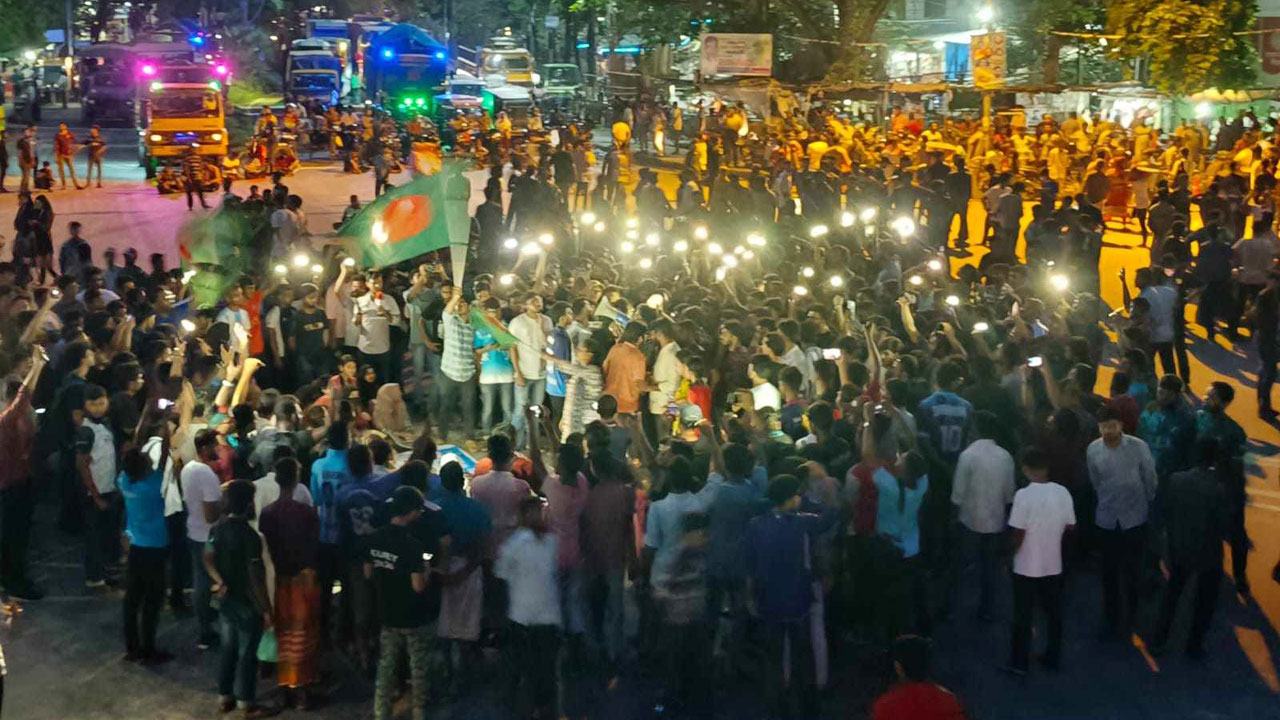 ঢাকা বিশ্ববিদ্যালয়ে রাতেও ধাওয়া-পাল্টা ধাওয়া