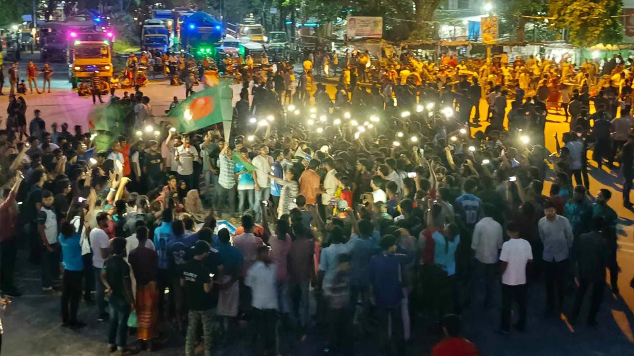 ঢাকা বিশ্ববিদ্যালয়ে রাতেও ধাওয়া-পাল্টা ধাওয়া