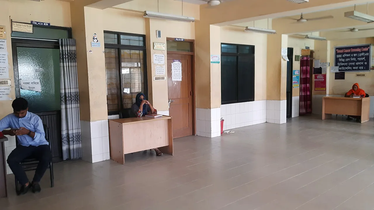 ৪১ চিকিৎসক অবাঞ্চিত, সেবা বন্ধ খুলনা মেডিকেলে