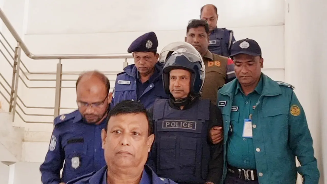 সালাম মুর্শেদীর জামিন নামঞ্জুর, আদালত প্রাঙ্গণে ডিম নিক্ষেপ
