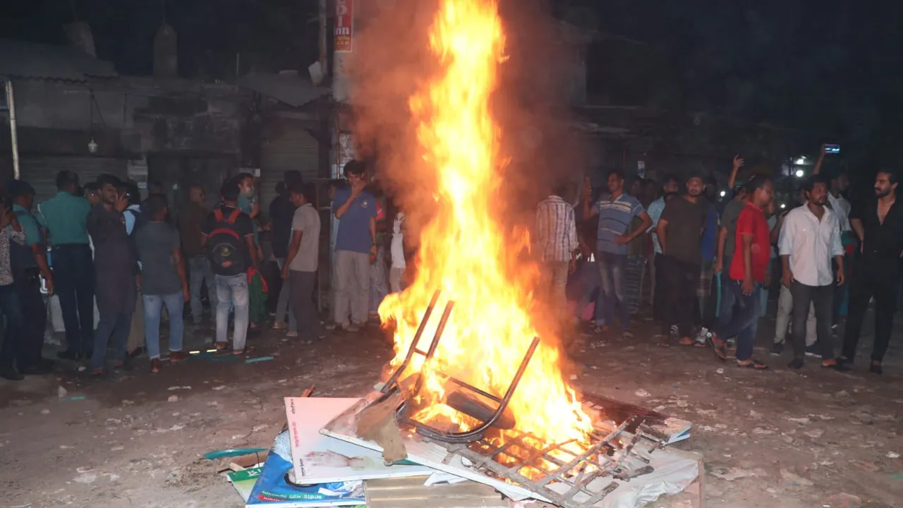 খুলনায় জাতীয় পার্টির অফিস ভাঙচুর-অগ্নিসংযোগ