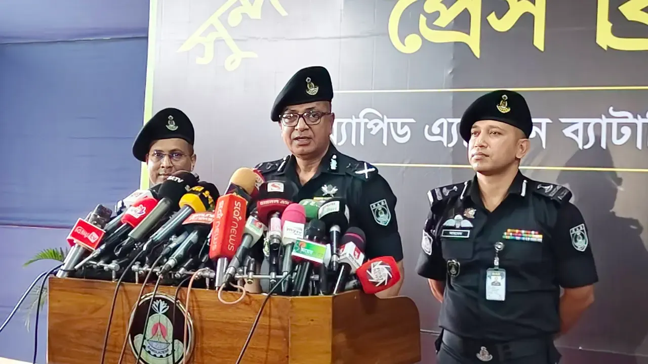 অস্ত্রধারী ও সন্ত্রাসীদের কোনো ছাড় নেই: র‌্যাব মহাপরিচালক