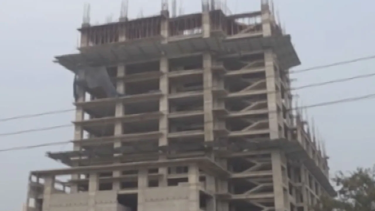 খুলনায় নির্মাণাধীন হাসপাতালের ভবন থেকে পড়ে প্রাণ গেল মিস্ত্রির