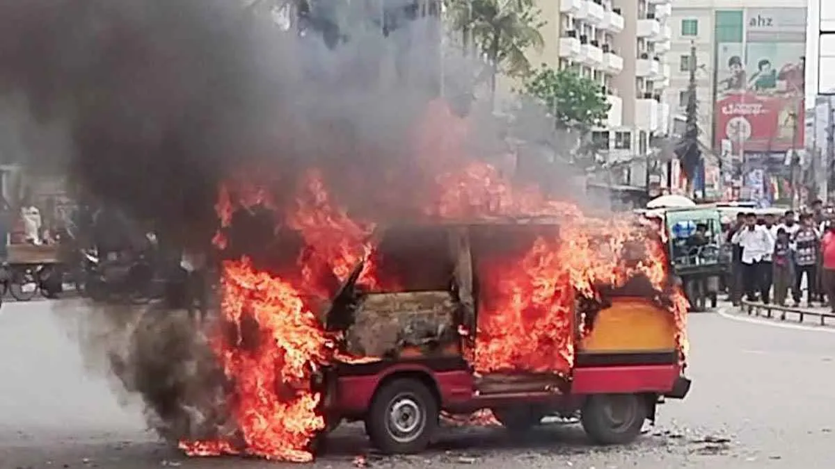 খুলনায় চলন্ত অ্যাম্বুলেন্সে আগুন