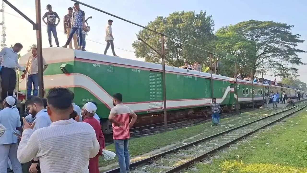 তিন ঘণ্টা পর কিশোরগঞ্জ ছাড়ল ঢাকাগামী ট্রেন