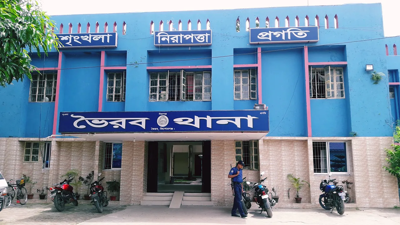 ভৈরবে কাভার্ডভ্যান চাপায় নারীসহ নিহত ৫
