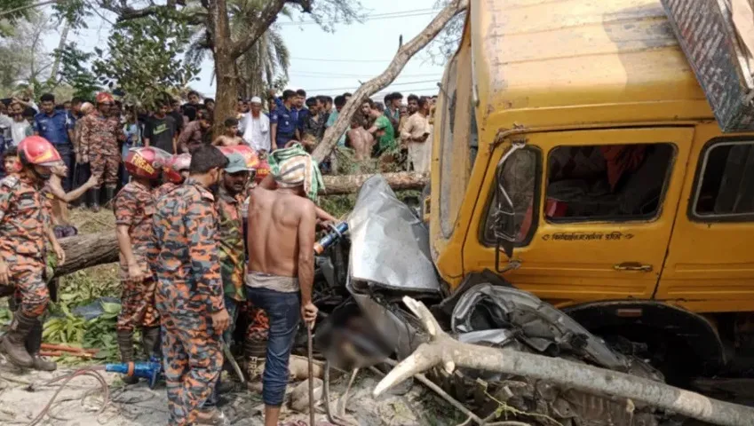 ঝালকাঠিতে ট্রাক দুর্ঘটনায় নিহত বেড়ে ১৪