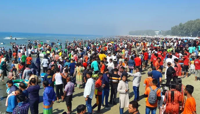 কক্সবাজার সৈকতে পর্যটকের ঢল