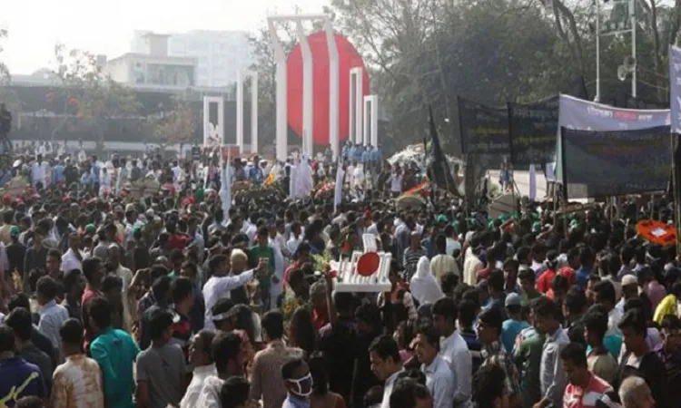 শহীদ মিনারে শ্রদ্ধা জানাতে সাধারণ মানুষের ঢল