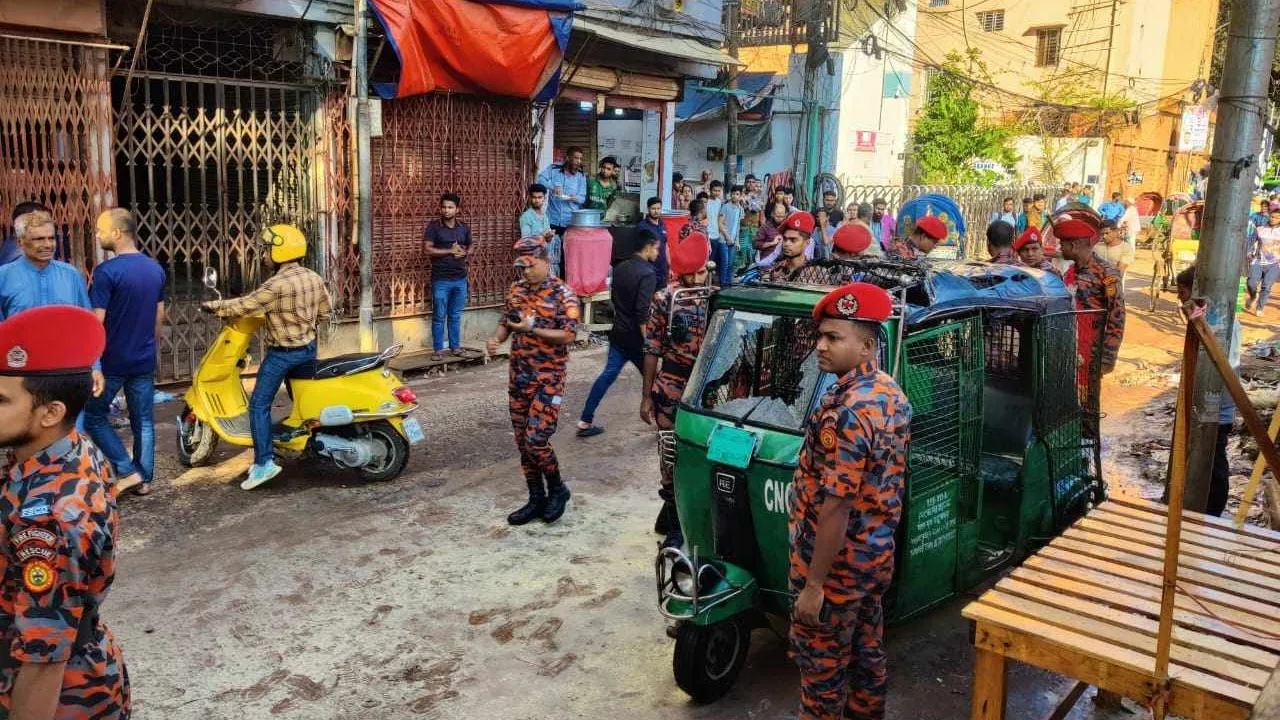 পুরান ঢাকায় সিএনজি অটোরিকশায় ককটেল নিক্ষেপ