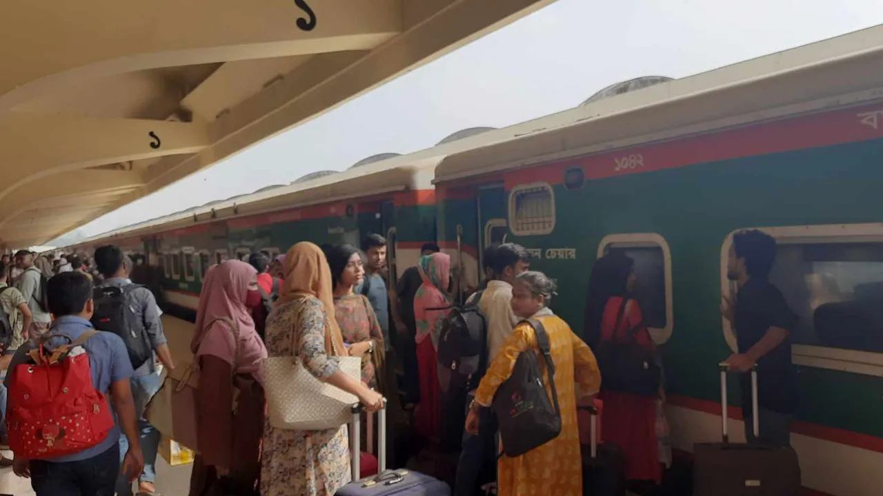 কমলাপুরে ঘরমুখো মানুষের ভিড়, বিলম্ব ছাড়াই ছাড়ছে ট্রেন
