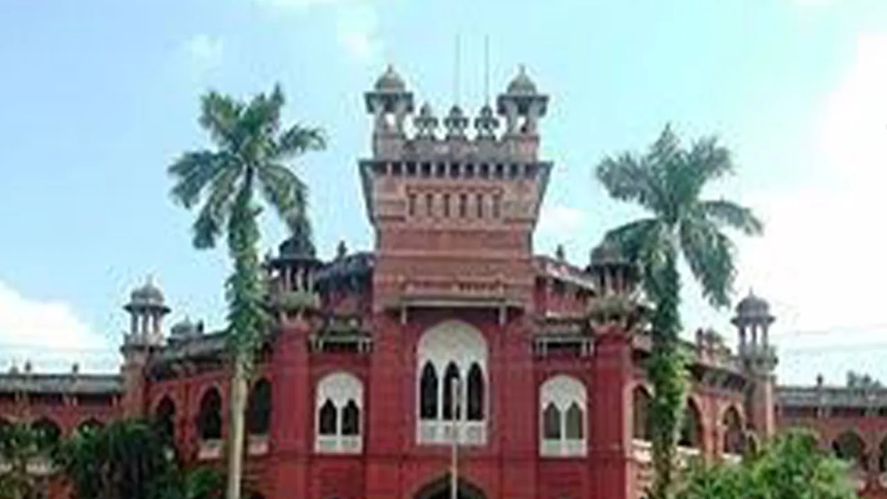 কার্জন হলে প্রবেশ করতে পারবেন না ঢাবির সাবেক শিক্ষার্থীরাও!